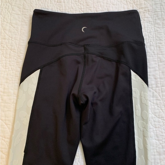Zyia active size 4 black leggings white leopard stripe - Picture 4 of 6